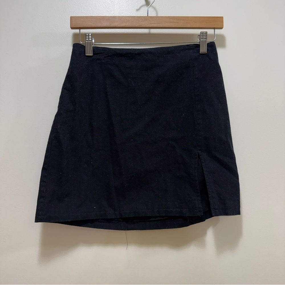 Black mini skirt with slit